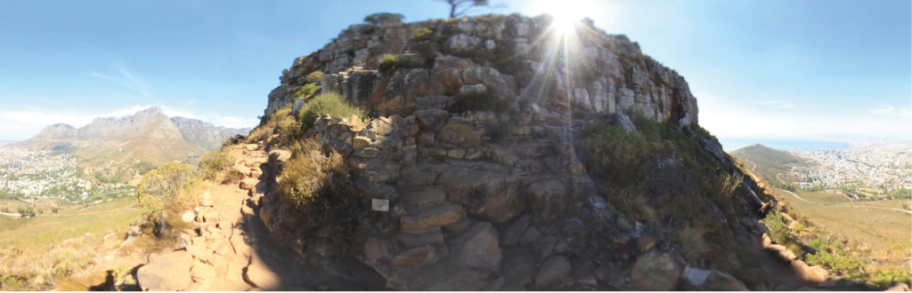 Abzweigung zur Umgehung des Klettersteigs (bei Aufsteig), Hauptweg hoch auf unregelmäßiger Natursteintreppe, Abzweigung weiter auf schmalem steinigen Weg links entlang des Lion's Head