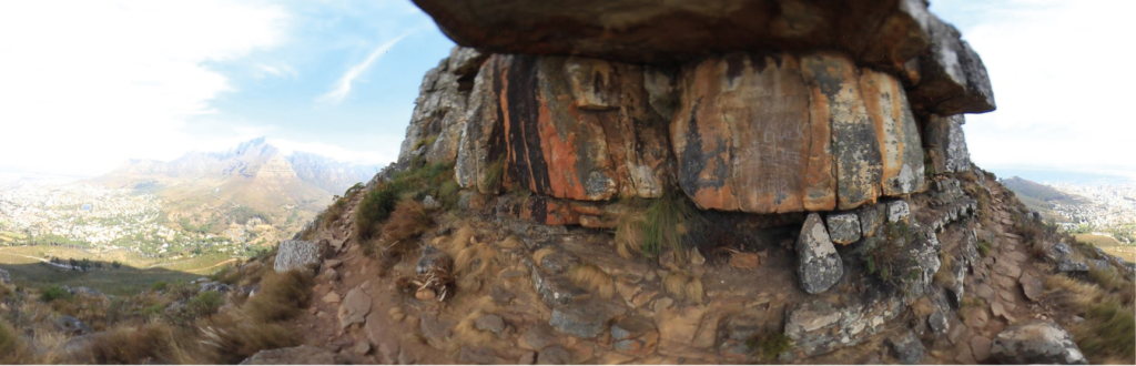 Sitzgelegenheit während des Umwegs auf Felsen, mit Schatten spendendem hohem Felsen als Unterstand